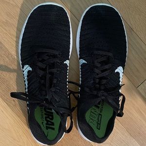 Black nike free run fly knit tennis shoes size 9